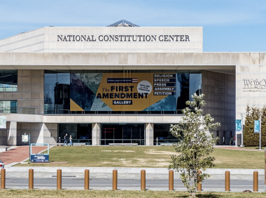 费城国家宪法中心将首次举办贺锦丽和特朗普大选辩论